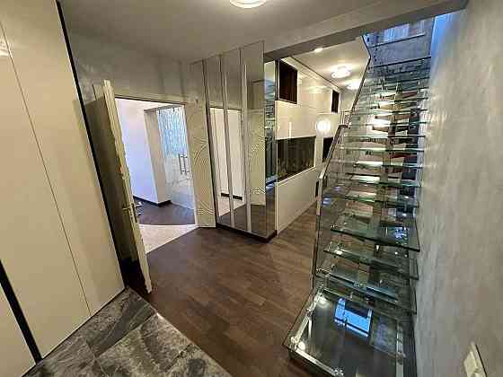 Здаэться чудова двоповерхова 5-кімнатна квартира-петхаус AK Киев