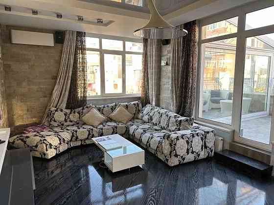 Здаэться чудова двоповерхова 5-кімнатна квартира-петхаус AK Киев