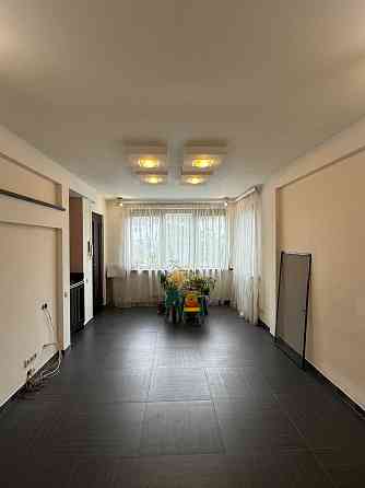 Унікальна 5+кімнатна квартира з гаражем, 2 кухнями та окремим входом Івано-Франківськ