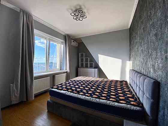 Трикімнатна квартира метро Салтівська. В районі Регіонального центру Харьков