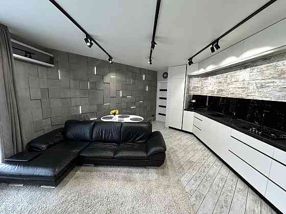 Продам простору квартиру з кухнею-вітальнею! Гостомель