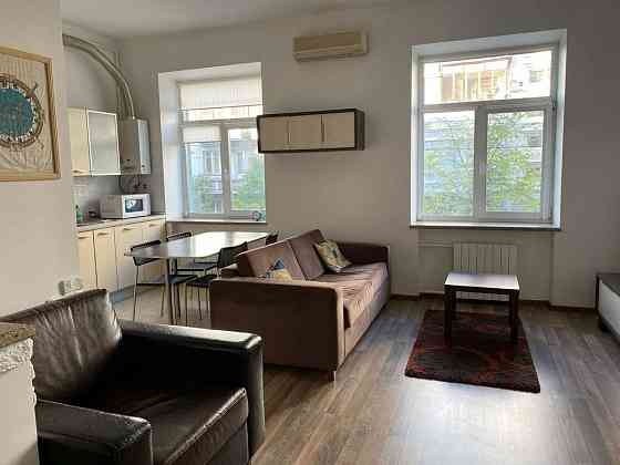 Затишна світла студія на Дарвіна 8. Київ