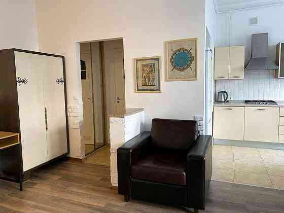 Затишна світла студія на Дарвіна 8. Київ