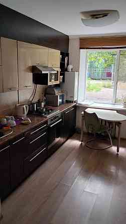 Здам 2 кімнати з 4 у квартирі,жити з власницею,яка на кріслі колісному Илларионово