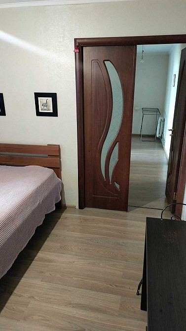 Здам 2 кімнати з 4 у квартирі,жити з власницею,яка на кріслі колісному Илларионово - изображение 8