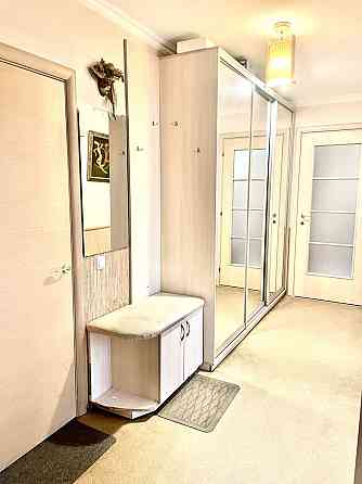 Аренда.  Двокімнатна 65м2 з ремонтом біля метро. Киев