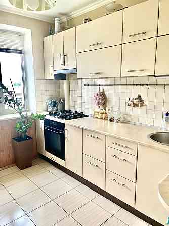 Аренда.  Двокімнатна 65м2 з ремонтом біля метро. Киев