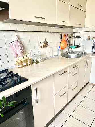 Аренда.  Двокімнатна 65м2 з ремонтом біля метро. Киев