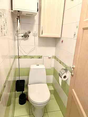 Аренда.  Двокімнатна 65м2 з ремонтом біля метро. Киев