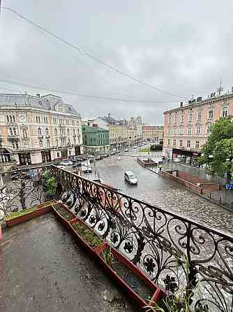 Продаж САМ ЦЕНТР 2 кімнати пл. Галицька 50 м2 + 12 м2 підвал ТОРГ Львов