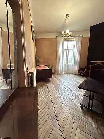 Продаж САМ ЦЕНТР 2 кімнати пл. Галицька 50 м2 + 12 м2 підвал ТОРГ Львов