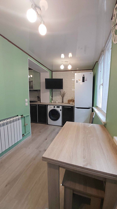 Продам 2 комнатную с увеличенной кухней, недалеко от метро Харьков - изображение 1