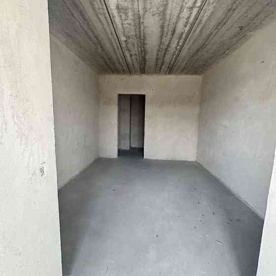 Двокімнатна з терасою в зданому будинку Буча