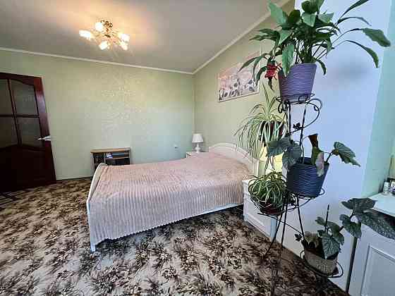 Простора 3-кімнатна квартира з окремим входом та власним двориком. Новая Слобода