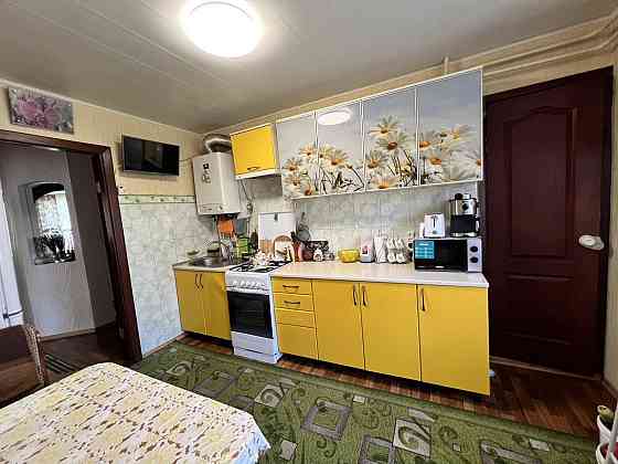 Простора 3-кімнатна квартира з окремим входом та власним двориком. Новая Слобода