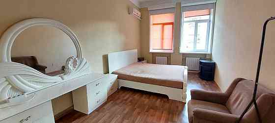 3 кімнатна вул. І. Мазепи 14, метро Арсенальна 2 хв. пішки, Печерськ Киев