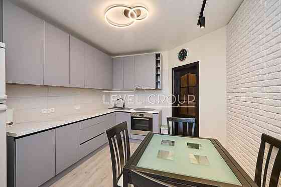 Продаж 2-кімнатної квартири з ремонтом Ревуцького 5 Харківська Київ