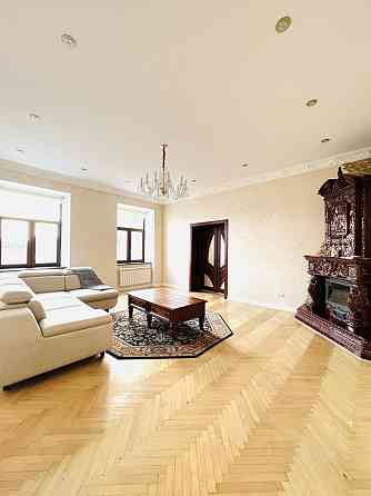 Оренда трикімнатної квартири центр Львова. Вигляд на Оперний театр Львов