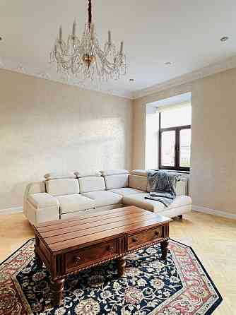 Оренда трикімнатної квартири центр Львова. Вигляд на Оперний театр Львов