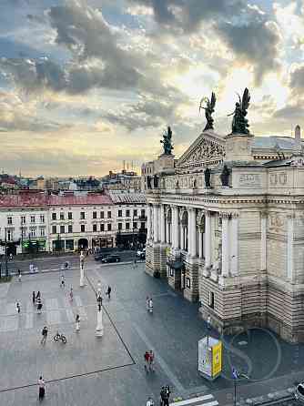 Оренда трикімнатної квартири центр Львова. Вигляд на Оперний театр Львов
