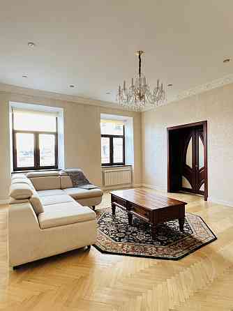 Оренда трикімнатної квартири центр Львова. Вигляд на Оперний театр Львов