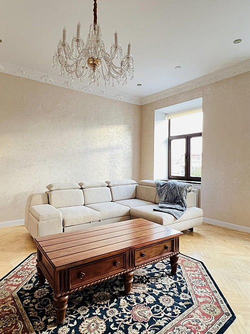 Оренда трикімнатної квартири центр Львова. Вигляд на Оперний театр Львів - зображення 3