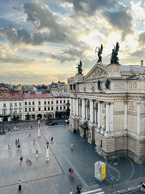 Оренда трикімнатної квартири центр Львова. Вигляд на Оперний театр Львів - зображення 4