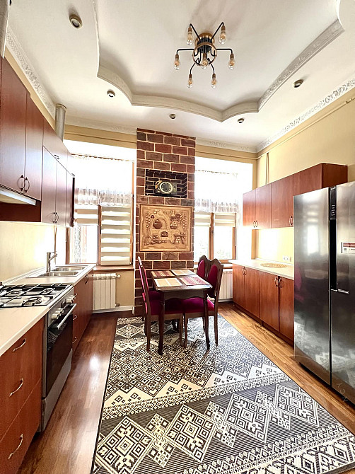 Оренда трикімнатної квартири центр Львова. Вигляд на Оперний театр Львів - зображення 8