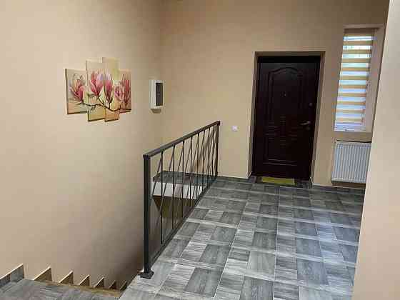 Продається 2 кімнатна квартира (цоколь, дворівнева) 100 кв.м Львов