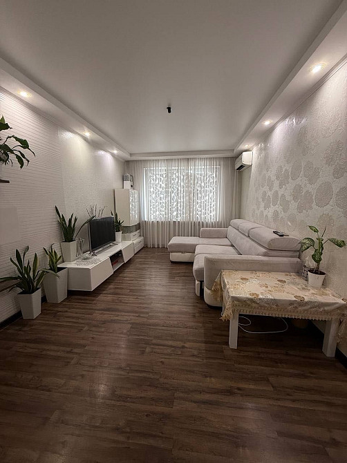 3 комнатная квартира капремонт средний этаж Таирова Киевский рынок Одесса - изображение 1