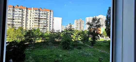 метро Позняки 7 хв.пішки+паркомісце С.Крушельницької 3А ТЦ Піраміда Киев