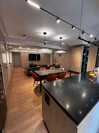 Шикарная 5 ком. квартира 190,4 м2 со своим двором паркингом ремонт24г Дніпро