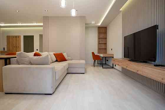 Оренда 3 кімнатна квартира Київ Салютна 1Б Нивки біля парку з балконом Киев