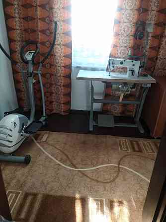 у Продається 2-кімнатна квартира (1/3 будинку) порцуч з центром Рівне