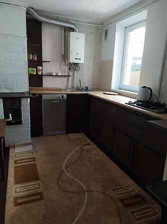 у Продається 2-кімнатна квартира (1/3 будинку) порцуч з центром Рівне