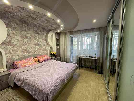 Продаю великогабаритну 2 кімнатну квартиру. 64 м. Будинок Художників Николаев