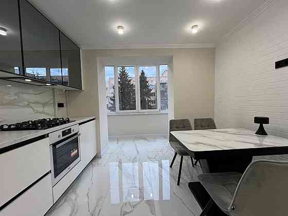 Продам 2 кімнатну "ЧЕШКА" квартиру з євроремонтом та інд. опаленням Черновцы