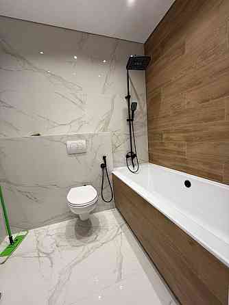 Продаж квартири, вул Золота Винники