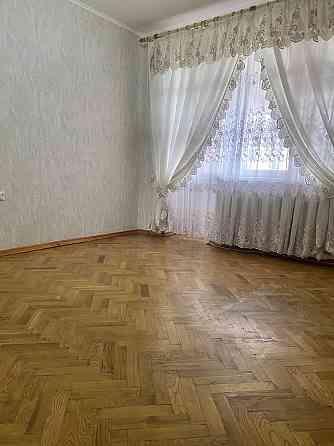 Продам велику 3-х кімнатну квартиру з гаражем  у дворі Миргород