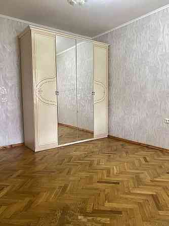 Продам велику 3-х кімнатну квартиру з гаражем  у дворі Миргород