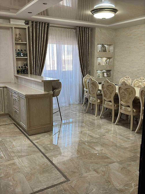 Простора 3-к. квартира з дизайнерським ремонтом за вул. Олеся Гончара Луцьк - зображення 5