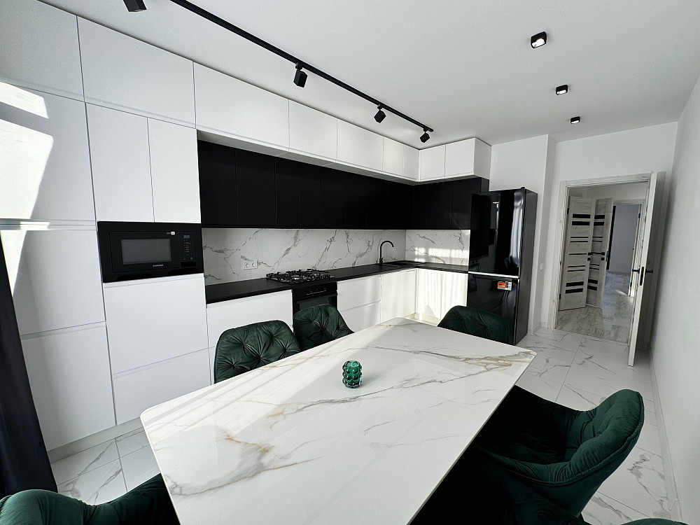 Продається 3 кімнатна квартира з ремонтом в центрі міста вул. Княгинин Ивано-Франковск - изображение 1