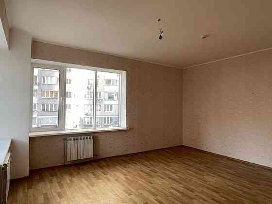 Трикімнатна квартира-  м. Позняки : цегляний будинок, низький поверх! Киев