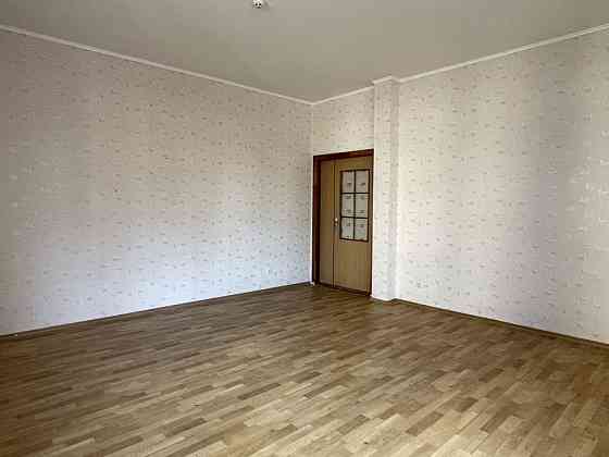 Трикімнатна квартира-  м. Позняки : цегляний будинок, низький поверх! Киев