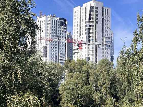 Трикімнатна квартира-  м. Позняки : цегляний будинок, низький поверх! Киев