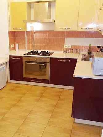 Здам 2-к. на  Лесі Українки, 24. Метро Печерська - 3 хвилини пішки Киев