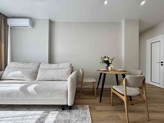 Дизайнерська 1к 43м2 з гардеробом в сучасному ЖК Республіка Киев