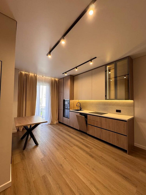 Продаж гарної сучасної квартири в центральній частині міста Ужгород - изображение 1