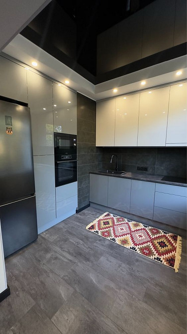 Продаётся 2-комнатная квартира с НОВЫМ ремонтом!  - изображение 1