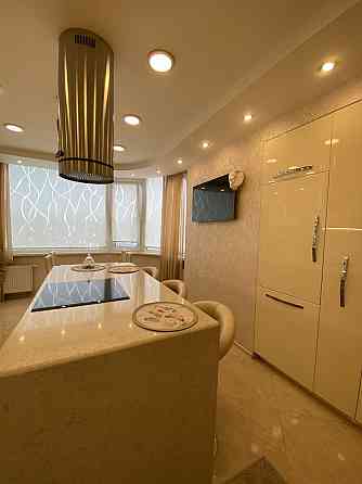 Продам 4  кімнатну квартиру бульвар Голосіївський 30-Б, м "Деміівська" Київ